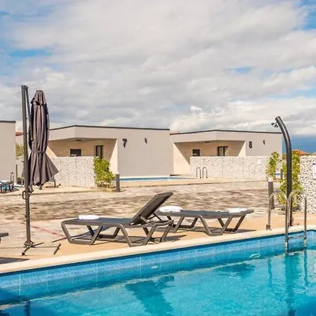 In With Pool Villa Vir