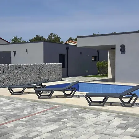 In With Pool Villa Vir
