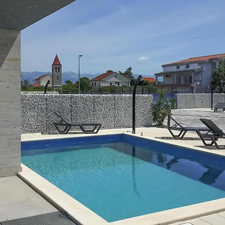 Villa In With Pool